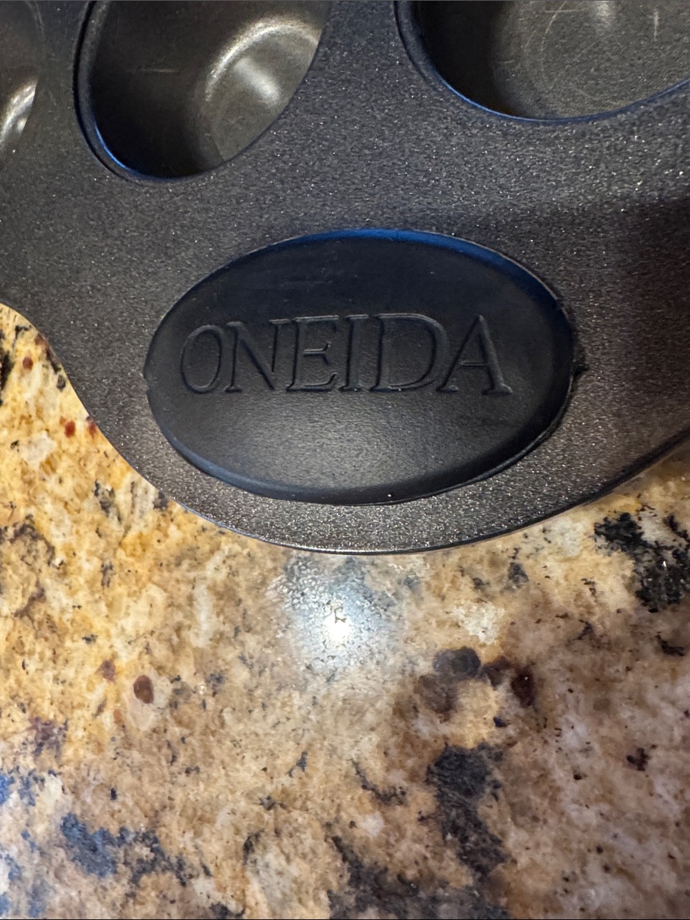 Oneida muffin pan - Picture 2 of 6